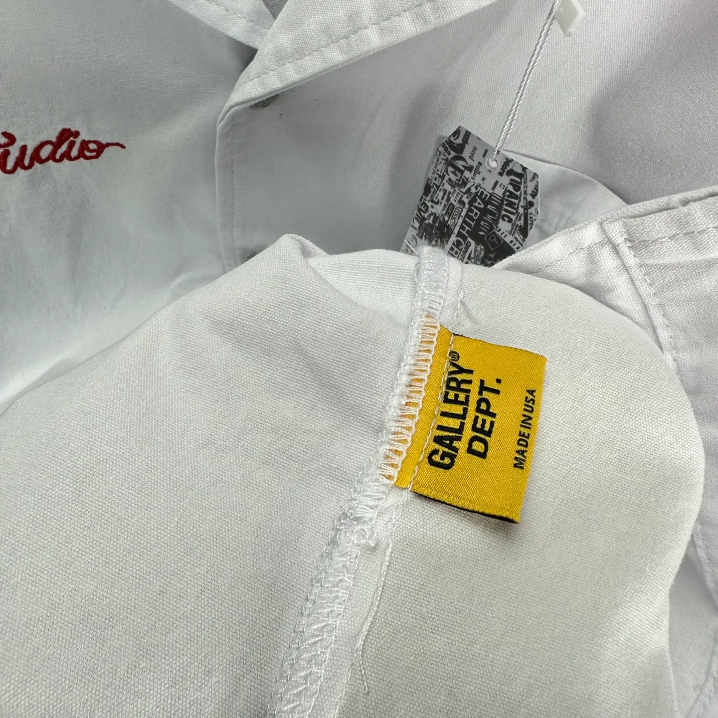P240 GALLERY DEPT. 2025 new embroidered letter LOGO couple style loose denim short-sleeved shirt 🔥High version🔥High version🔥 Original customized denim fabric, the same high-end denim fabric as the Internet celebrity star, simple and loose version with multiple embroidered letter LOGO designs, very high-end and stylish! The fabric feels very comfortable, and it’s a denim short-sleeved shirt that’s super versatile and looks great! ! Complete with three standards, same style for men and women 👫A must-have item for everyone Color: yellow, white Size: S-XL